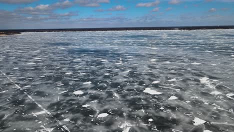 Folgen-Sie-Einer-Eisyacht,-Die-über-Den-Zugefrorenen-Muskegon-Lake-Rast