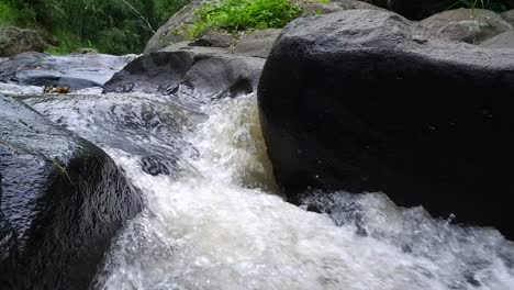 Das-Rauschende-Flusswasser-Fließt-Durch-Die-Schwarzen-Felsen
