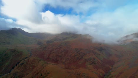 Schöne-Wolken-über-Snowdon-Ranges-Am-Pen-y-pass-Gebirgspass-In-Snowdonia,-Wales-Uk
