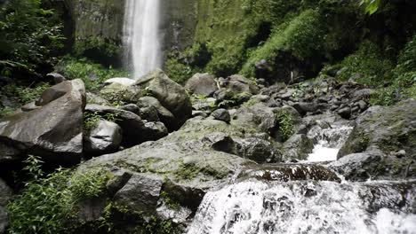 Blick-Auf-Wasserfälle-Und-Rauschende-Flüsse-Mitten-Im-Wald