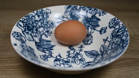 Alejarse-De-Un-Huevo-En-Una-Porcelana-Elaboradamente-Diseñada