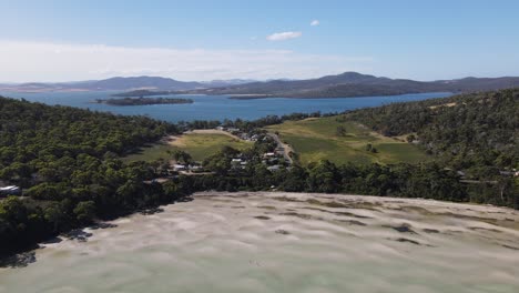 Drohnenantenne-Bewegt-Sich-Vorwärts-über-Tropischen-Strand-In-Richtung-Blauer-Seen-Und-Berge-Tasmaniens