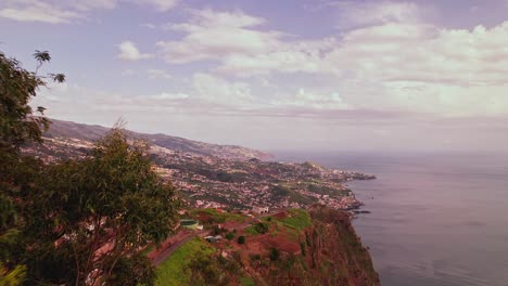 Stadt-Auf-Der-Insel-Madeira,-Kamera-Bewegt-Sich-Langsam-Vorwärts
