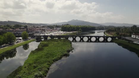 Mittelalterliche-Steinbrücke-Mit-Vielen-Bögen-über-Den-Fluss-Lima,-Ponte-De-Lima