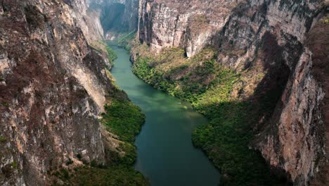 AERIAL---Sumidero-Canyon-and-Grijalva-River,-Chiapas,-Mexico,-forward-tilt-up