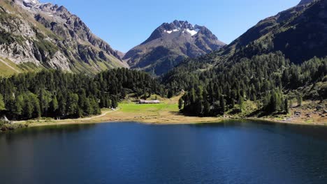 Luftüberführung-über-Lagh-Da-Cavloc-An-Einem-Sonnigen-Tag-In-Maloja,-Schweiz-In-Richtung-Des-Gipfels-Des-Monte-Forno