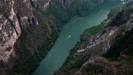 AERIAL---Boats-on-Grijalva-River-in-Sumidero-Canyon,-Chiapas,-Mexico,-forward