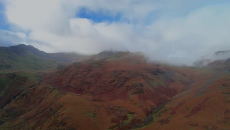 Nubes-Vívidas-Sobre-El-Paso-De-Montaña-Pen-y-pass-En-Snowdonia,-Gwynedd,-Gales,-Reino-Unido