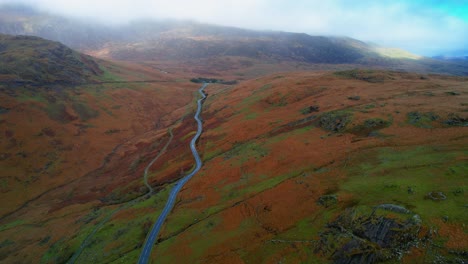 Carretera-Rural-Cruzando-La-Montaña-Pen-y-pass-En-Snowdonia,-Reino-Unido