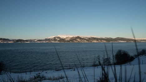 Ganztägiger-Zeitraffer-Im-Fjord-Mit-Bergblick-Im-Winter---Von-Morgens-Bis-Abends