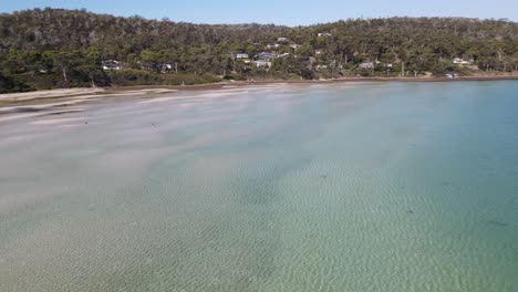 Drone-Aéreo-Lento-Pan-Sobre-Agua-Azul-Cristalina-Tropical-En-Tasmania
