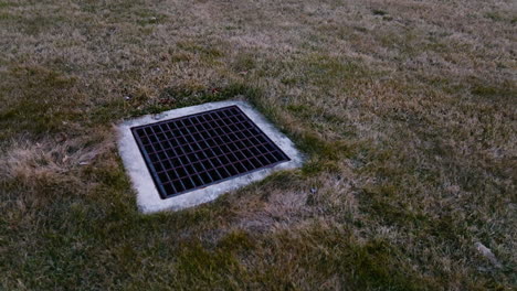 Stormwater-runoff-grate-with-concrete-basis-tank
