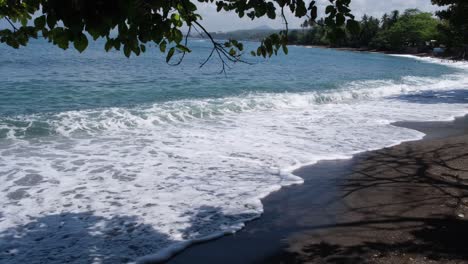 Leerer-Strand-Auf-Der-Philippinischen-Insel-Mit-Schäumenden-Wellen,-Die-Während-Einer-Pandemie-An-Land-Gespült-Werden