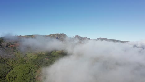 Paisaje-Brumoso-En-La-Cordillera-Del-Bosque-Verde-En-Un-Día-Soleado,-Aéreo