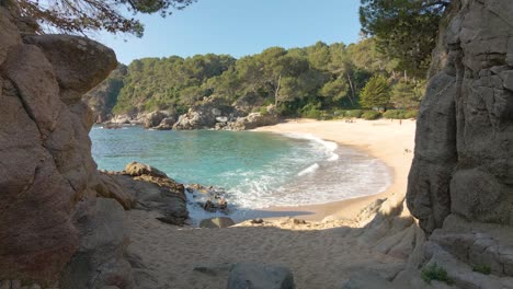 Escondida-Hermosa-Exótica-Playa-Rocosa-Vacía-En-La-Costa-De-España