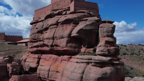 Luftdrohnenansicht-Der-Burg-Von-Peracense,-In-Teruel,-Erbaut-Im-X.-Jahrhundert-Mit-Rotem-Sanstone-Auf-Der-Spitze-Eines-Hügels-Mit-Einem-Schönen-Wechselnden-Himmel