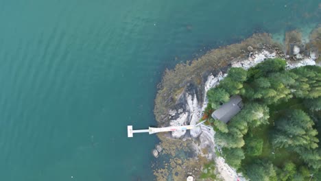 Tiefblaues-Wasser,-Häuser-Und-Bäume-In-Penobscot-Bay,-Maine-|-Luftbild-Von-Oben-Nach-Unten-|-Sommer-2021