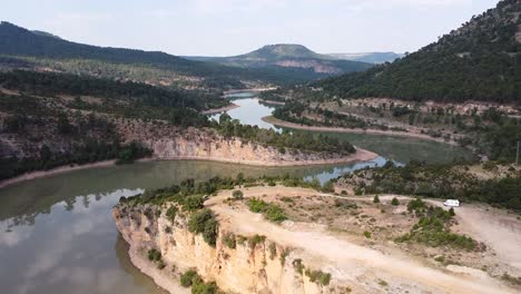 Toba-Lake-Reservoir-In-Serrania-De-Cuenca,-Spanien---Drohnenansicht-Des-Gewundenen-Wasserreservoirs-Und-Des-Wohnmobils