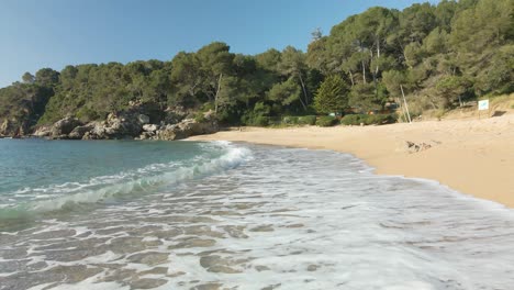 Sanfte-Wellen-Rollen-über-Den-Sand-An-Einem-Leeren-Strand-In-Spanien