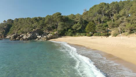Hermosa-Playa-Vacía-Exótica-En-Lloret-De-Mar,-España