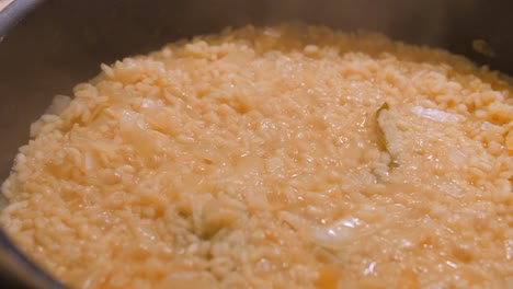 Close-up-view-of-delicious-risotto-in-the-frying-pan