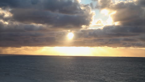 Goldener-Bewölkter-Sonnenuntergang-über-Dem-Ozean-In-Australien