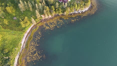 Tiefblaues-Wasser,-Bäume-Und-Haus-Entlang-Der-Küste-In-Penobscot-Bay,-Maine-|-Luftbild-Nach-Unten-Schwenken-|-Sommer-2021