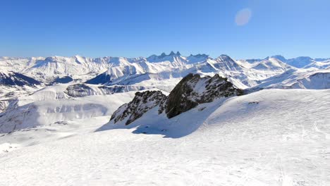 Un-Dron-De-Un-Paisaje-Montañoso-Nevado-En-Los-Alpes-Franceses-En-Invierno,-Clima-Soleado