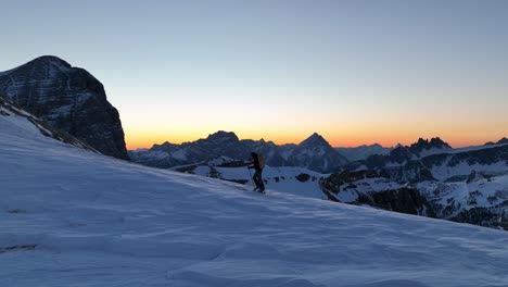 Eine-Person-Mit-Ski-Läuft-Zur-Blauen-Stunde-Kurz-Vor-Sonnenaufgang-Auf-Einem-Berg