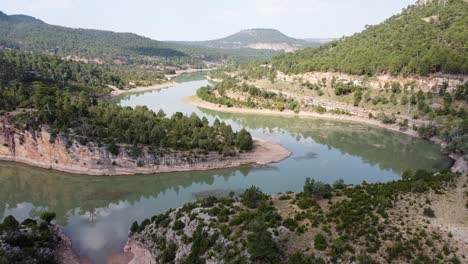 Embalse-De-La-Toba-See-In-Serrania-De-Cuenca,-Spanien---Luftdrohnenansicht-Des-Gewundenen-Wasserreservoirs