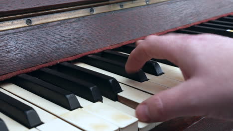 Akkorde-Auf-Einem-Klavier-Spielen