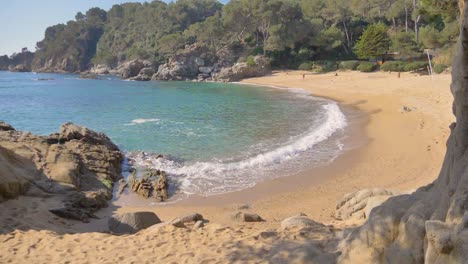 Schöner-Exotischer-Leerer-Strand-Mit-Goldenem-Sand-In-Spanien,-Zeitlupe