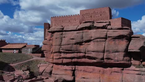 Luftdrohnenansicht-Der-Peracense-Burg-In-Teruel,-Erbaut-Im-X.-Jahrhundert-Mit-Rotem-Sandstein-Auf-Der-Spitze-Eines-Hügels,-Mit-Einem-Schönen-Wechselnden-Himmel