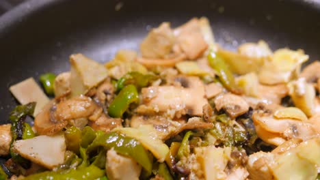Champiñones-Salteados-Y-Verduras-Cocinando-En-Una-Sartén