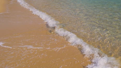 Wellenbildung-An-Einem-Sehr-Transparenten-Wasserstrand-In-Zeitlupe