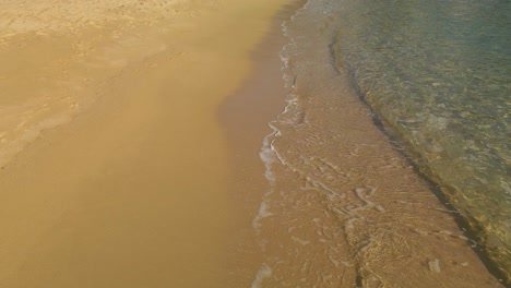 Kleine-Wellen-Und-Meeresschaum-Spülen-Sanft-über-Sand,-Natürlichen,-Tropischen-Strand