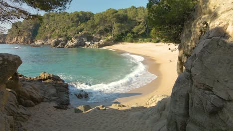 Exótica-Hermosa-Playa-Paradisíaca-En-España