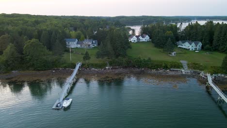 Scenic-Houses-along-the-Coast-in-Penobscot-Bay,-Maine-|-Aerial-Panning-View-Evening-|-Summer-2021