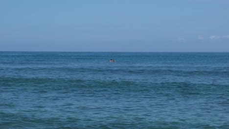Meereslandschaft-Mit-Einsamem-Surfer,-Der-Im-Sommer-Auf-Einem-Surfbrett-Schwimmt