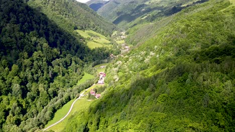 Herrliche-Aussicht-über-Ein-Tal-In-Der-Nähe-Des-Dorfes-Maguri-Im-Sommer