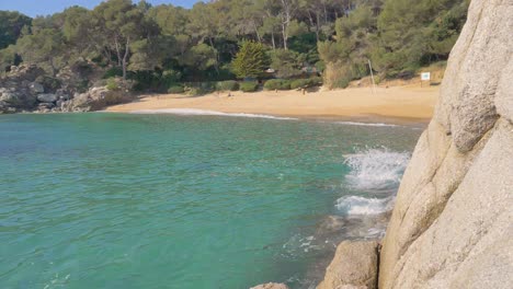 Meereswellen,-Die-In-Zeitlupe-In-Einen-Wunderschönen-Strand-Rollen,-Naturlandschaft,-Spanien