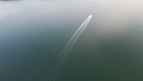 Boot-Und-Küste-Zur-Goldenen-Stunde-In-Penobscot-Bay,-Maine-|-Luftbild-Nach-Oben-Schwenken-|-Sommer-2021