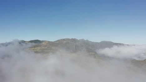 Hochlandplateaulandschaft-Mit-Felsrücken-Und-Weißen-Wolken,-Sonniger-Tag,-Klarer-Himmel,-Antenne