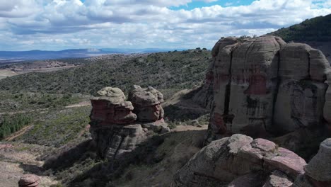 Luftdrohnenansicht-Einer-Fantastischen-Roten-Sandsteinfelsenformation-In-Peracense,-Teruel,-Spanien