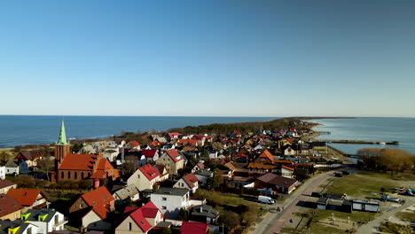 Panoramic-View-of-a-Village-Near-the-Edge-of-Hel-Peninsula-Kuznica-Poland---Ascending-Aerial-Drone-Shot