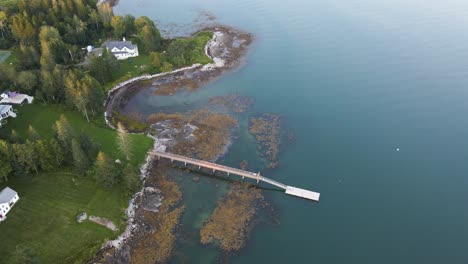 Häuser,-Docks-Und-Wasser-Entlang-Der-Küste-In-Penobscot-Bay,-Maine-|-Luftbild-Nach-Oben-Schwenken-|-Sommer-2021