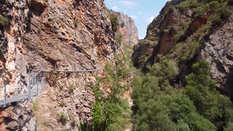 Alquezar-in-Huesca,-Aragon,-Spain-–-Aerial-Drone-View-of-the-Pasarelas-del-Vero-Walking-Foot-Bridge-through-the-Canyon