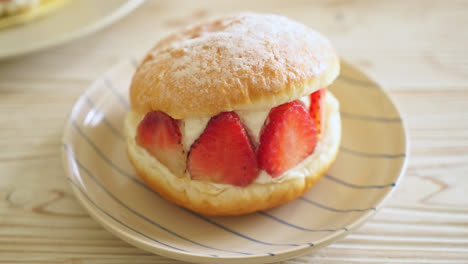 Moritozzo-Erdbeer-Frischkäse-Oder-Donut-Burger-Erdbeere-Mit-Frischem-Frischkäse