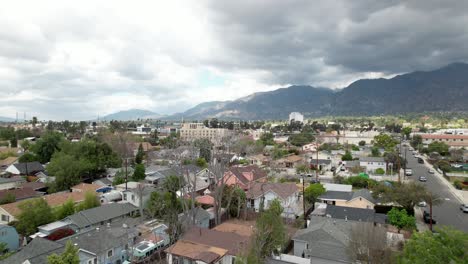 Vista-Aérea-Que-Se-Eleva-Sobre-Casas-Residenciales-En-El-Barrio-Suburbano-De-Pasadena-En-Un-Día-Nublado