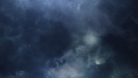 Blitzeinschläge-In-Kumulonimbuswolken-Am-Dunklen-Himmel